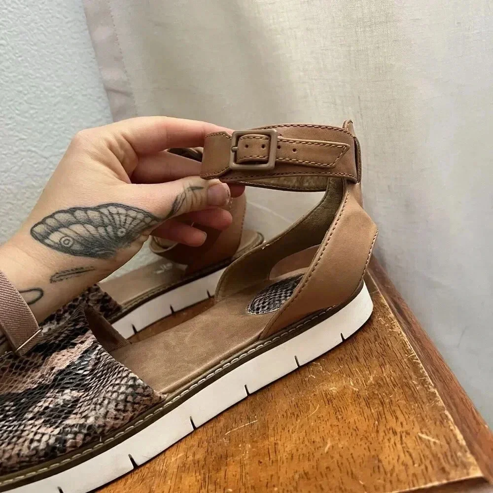 Clarks Artisan Lydie Hala Snake Comfort Flat Leather Sandals Womens 9.5 Tan Boho